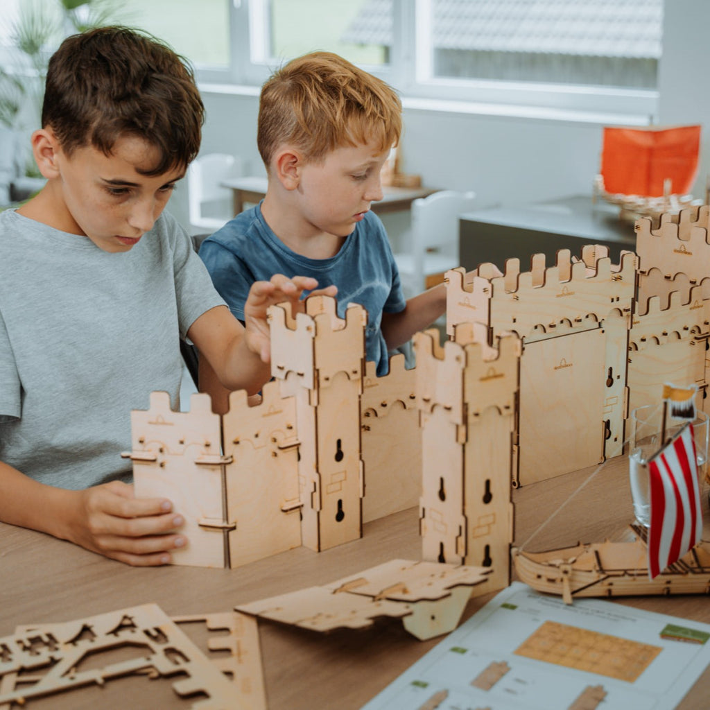 Burgen und Haeuser aus Holz