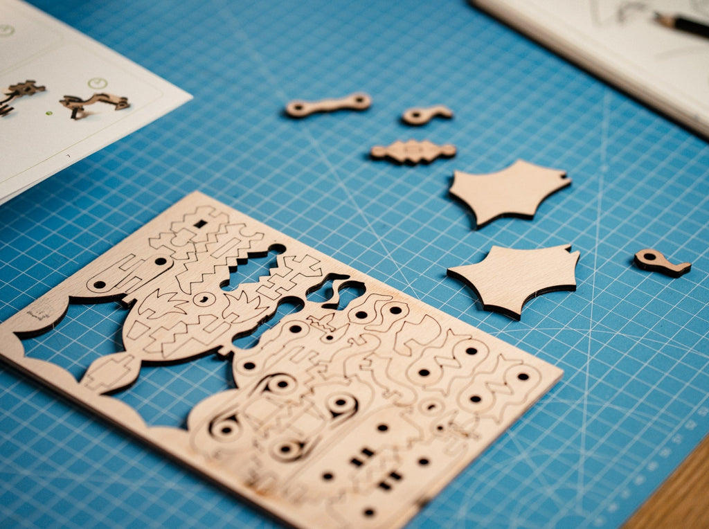 Eine Platte mit Teilen für den kleinen Drachen Bausatz, Modell